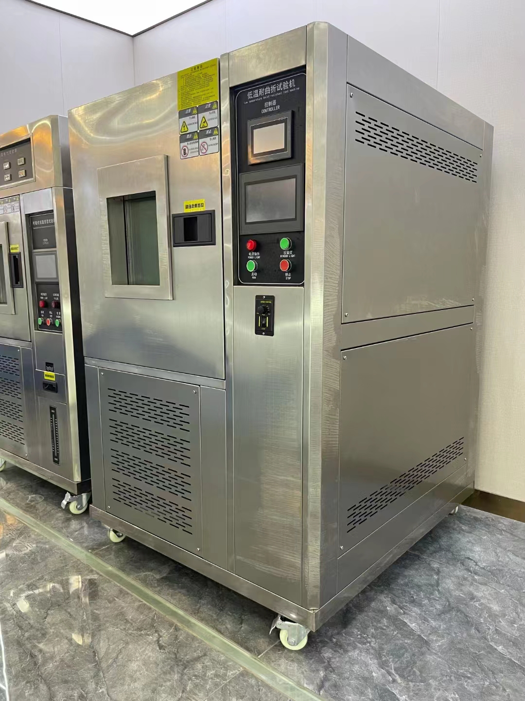 高低温试验箱，低温耐折（挠）试验机交付到湖北动能体育用品有限公司